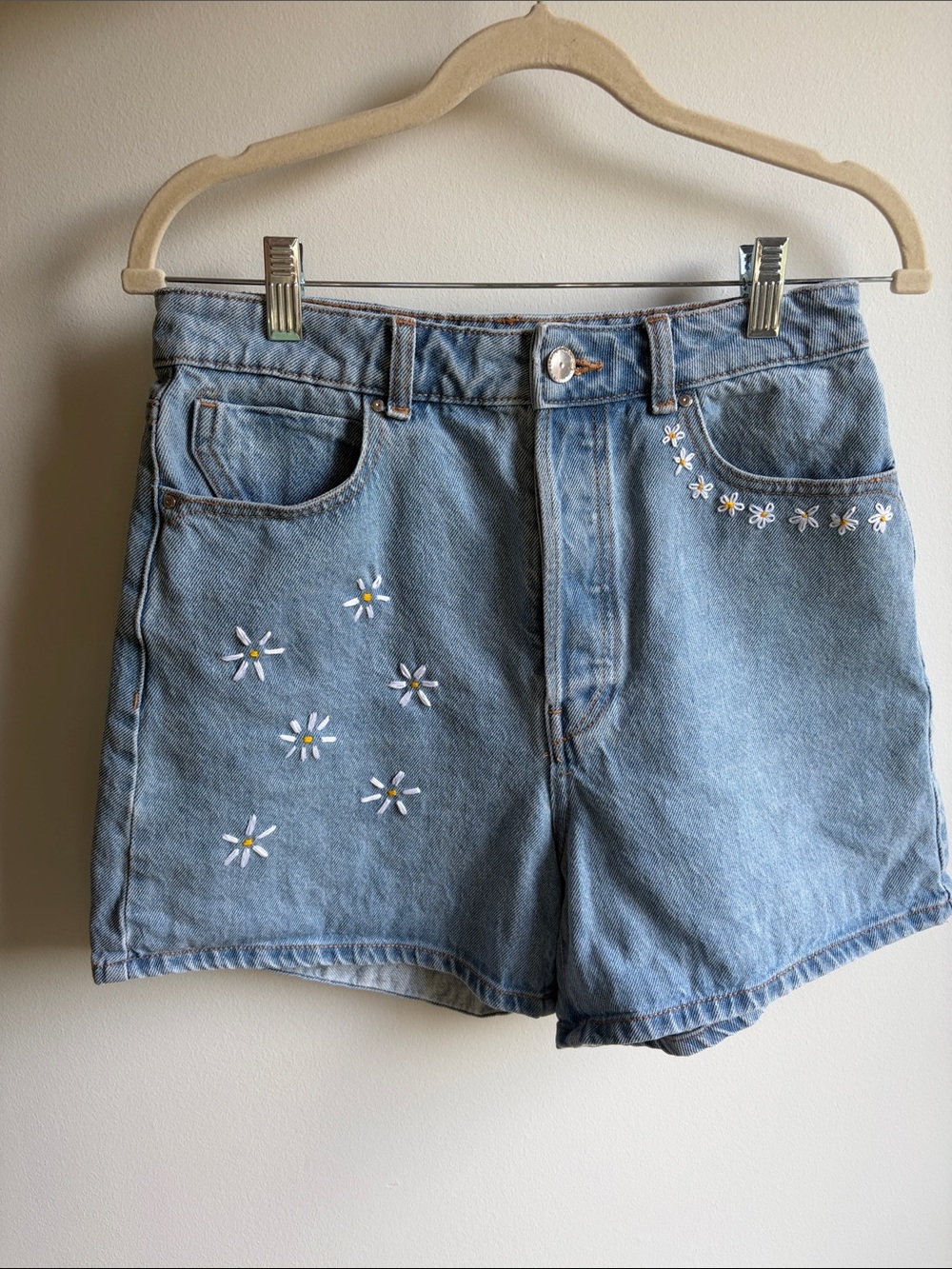 🌼 Zara mom shorts with embroidered daisies 🌼